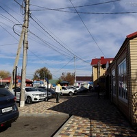 На ул.Комсомольской у здания №56 (фрагмент справа в кадре).