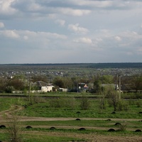 Вид с автополигона в направлении участка железной дороги, ул.Вокзальной и домов вдоль неё..