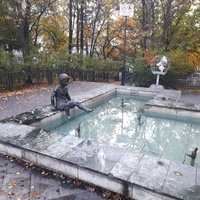 Скульптура "Мальчик у фонтана"