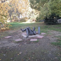 Скульптура "Парень с ноутбуком"