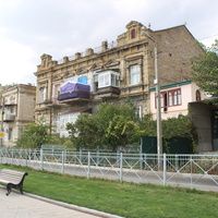 Старый дом на новой набережной Валентины Терешковой.