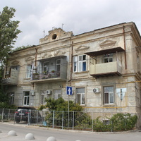 Старый дом на новой набережной Валентины Терешковой.