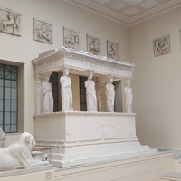 Портик кариатид