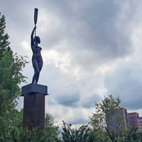 Скульптура Девушка с веслом