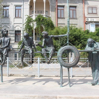 Памятник писателю Борису Балтеру и героям его книги "До свидания, мальчики".