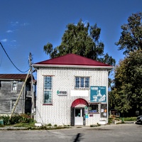 Отделение почты России и продовольственный магазин.