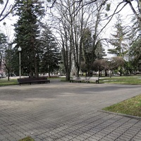 Участок сквера им.А.Джатдоева между ул.Дзержинского и Домом Правительства.