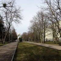 Участок сквера им.А.Джатдоева с западной стороны Дома Правительства.