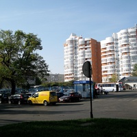 На ул.Маршала Жукова, въезд на территорию центрального автовокзала.