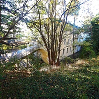 Санаторий "Горный" в п.г.т. Курпаты. Один из верхних проходов в 1-й корпус с дорожки между корпусами.