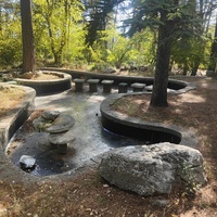 Парк санатория "Горный" в п.г.т. Курпаты. Декоративный недействующий фонтан с мини бассейном в стиле японского сада.