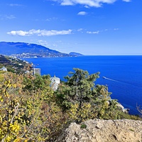 Вид на Черноморское побережье со скалы Утюг. Впереди - высотный ЖК "Южная Пальмира", за ним - строящийся 14-и этажный апарт-комплекс «Царский Берег»", далее - санаторий "Курпаты", а напротив по склону - корпуса и столовая с клубом санатория "Горный".