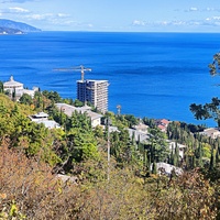 Вид на Черноморское побережье с обрыва возле Царской (солнечной) тропы. Внизу - корпуса санатория "Горный", здание с большой ротондой - клуб со столовой. Непосредственно у берега - строящийся 14-и этажный апарт-комплекс «Царский Берег».