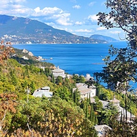 Вид на Черноморское побережье с обрыва у Царской тропы. Внизу - корпуса санатория "Горный", большой - 1-й, слева - 2-й, правее - 3-й, здание с ротондой - клуб со столовой. У берега корпус "Дружба" комплекса «Курпаты» («летающая тарелка»).