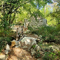 Санаторий "Горный" в п.г.т. Курпаты. Дорожка от верхней станции канатной дороги к каменной пирамиде на территории санатория.