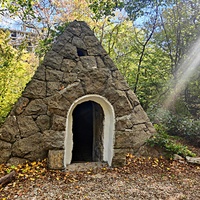 Каменная пирамида на территории санатория «Горный», построена по образцу египетской пирамиды Гизы и использовалась для реабилитации космонавтов.