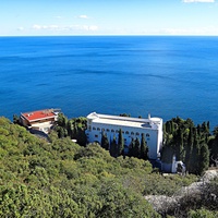 Вид на Черноморское побережье со скалы Утюг. Территория санатория "Кичкине" ФСО РФ (закрытая) в п. г. т. Гаспра. В центре - Дворец Кичкине — бывшая летняя резиденция князя Дмитрия Константиновича Романова.