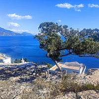 Вид на Черноморское побережье с Царской тропы. Слева - дворец Кичкине (летняя резиденция князя Д. К. Романова) на территории санатория "Кичкине" ФСО РФ в п.г.т. Гаспра.