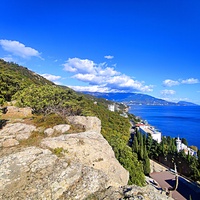 Вид на Черном. побережье с Царской тропы. Дворец Кичкине (летняя резиденция князя Д. К. Романова) на терр. санатория "Кичкине" ФСО РФ в п.г.т. Гаспра.  Далее - строения отеля "Пальмира Палас", ЖК "Южная Пальмира", строящ-ся комплекс «Царский Берег».