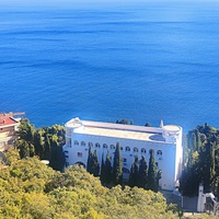 Вид на Черноморское побережье со скалы Утюг. Территория санатория "Кичкине" ФСО РФ (закрытая) в п. г. т. Гаспра. В центре - Дворец Кичкине — бывшая летняя резиденция князя Дмитрия Константиновича Романова.