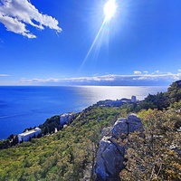 Вид на Черноморское побережье со скалы Утюг. Территория санатория "Кичкине" ФСО РФ (закрытая) в п.г.т. Гаспра, в центре - дворец Кичкине (летняя резиденция князя Д. К. Романова). Справа - жилая застройка посёлка.