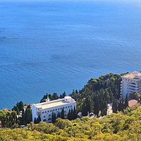 Вид на Черноморское побережье со скалы Утюг. Территория санатория "Кичкине" ФСО РФ (закрытая) в п.г.т. Гаспра, в центре - дворец Кичкине (летняя резиденция князя Д. К. Романова).