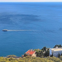 Вид на Черноморское побережье со скалы Утюг. Территория санатория "Кичкине" ФСО РФ (закрытая) в п.г.т. Гаспра, справа - дворец Кичкине (летняя резиденция князя Д. К. Романова).