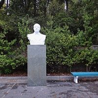 Бюст Пальмиро Тольятти в парке бывшего одноимённого санатория в Курпатах. Авторы: скульптор А. А. Емельянцев и архитектор А. Т. Полянский.