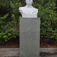 Бюст Пальмиро Тольятти в парке бывшего одноимённого санатория в Курпатах. Авторы: скульптор А. А. Емельянцев и архитектор А. Т. Полянский.