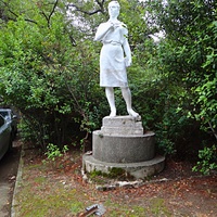 Статуя «Девушка с книгой» в парке бывшего санатория имени Пальмиро Тольятти в Курпатах.