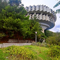 Парк бывшего санатория имени Пальмиро Тольятти в Курпатах. Корпус «Дружба», построенный в 1985г. совместно с чехами (знаменитая «летающая тарелка»).