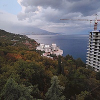 Вид с канатной дороги санатория "Горный" на корпус «Дружба», постройки 1985г. совместно с чехами (знаменитая «летающая тарелка») комплекса «Курпаты» Управ. делами Президента РФ и строящийся 14-и этажный апарт-комплекс «Царский Берег».