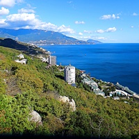 Вид на Черноморское побережье со скалы Утюг. Впереди - строения отеля Пальмира Палас, высотный ЖК "Южная Пальмира", строящийся 14-и этажный апарт-комплекс «Царский Берег»", далее - корпус "Дружба" комплекса «Курпаты» Управ. делами Президента РФ.