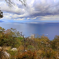 Вид на Черноморское побережье со скал у Стройгородка. Внизу - строящийся 14-и этажный апарт-комплекс «Царский Берег»", левее - корпус "Дружба" комплекса «Курпаты» Управ. делами Президента РФ.