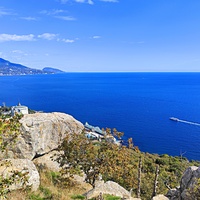 Вид на Черноморское побережье со скалы Утюг. Внизу - строения отеля Пальмира Палас, верхние этажи ЖК "Южная Пальмира", строящийся 14-и этажный апарт-комплекс «Царский Берег»", далее - корпус "Дружба" комплекса «Курпаты» Управ. делами Президента РФ.