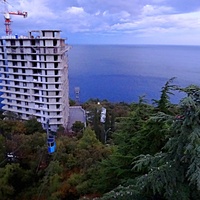 Вид с канатной дороги санатория "Горный" на строящийся 14-и этажный апарт-комплекс «Царский Берег» в Курпатах.