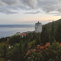 Вид со смотровой площадки у клуба и столовой санатория "Горный" на строения отеля Пальмира Палас, высотный ЖК "Южная Пальмира".
