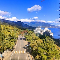 Вид с канатной дороги санат. "Горный" в п.г.т. Курпаты на южный склон Ай-Петринского массива, Алупкинское шоссе,  корпус "Дружба" («летающая тарелка») комплекса «Курпаты» Управ. делами Презид. РФ и строящ-ся 14-и этаж. апарт-комплекс «Царский Берег»"