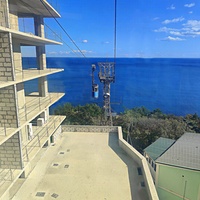 Вид с канатной дороги санатория "Горный" в п.г.т. Курпаты на Черноморскую акваторию и строящийся 14-и этажный апарт-комплекс «Царский Берег»".