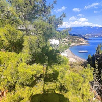 Вид с канатной дороги санатория "Горный" в п.г.т. Курпаты на Золотой пляж Черноморского побережья (часть пляжа принадлежит комплексу «Курпаты» Управления делами Президента РФ, часть общественная).