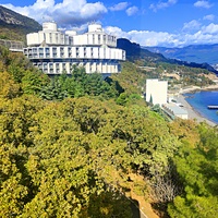 Вид с канатной дороги санатория "Горный" в п.г.т. Курпаты на южный склон Ай-Петринского массива Черноморскую акваторию и побережье,  корпус "Дружба" («летающая тарелка») комплекса «Курпаты» Управления делами Президента РФ.