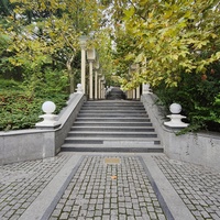 Часть центральной или главной аллеи (променада) Приморского парка имени Ю. А. Гагарина.