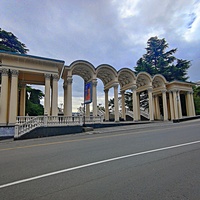 Колоннада над Приморским парком была построена в 1954 г. и с тех пор является одним из входов в парк.