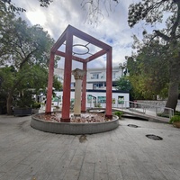 Фонтан с коринфской колонной посередине, вокруг которой ниспадают нити воды в Приморском парке имени Ю. А. Гагарина.