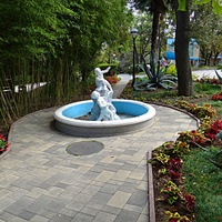 В Приморском парке имени Ю. А. Гагарина. Фонтан со скульптурой детей у воды.