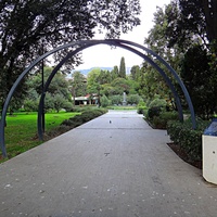 Сквер имени Калинина. Он занимает территорию Набережной от пешеходной улицы Пушкинская до пересечения с улицей Екатерининской (бывшая Литкенса).