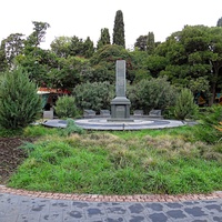 «Памятная стела в честь жертв депортации крымских татар в мае 1944 г.» в сквере имени Калинина.