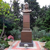 Памятник-бюст Александру Невскому у Александро-Невского собора. Автор памятника — скульптор Александр Аполлонов.