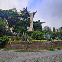 Обелиск в честь ленинского декрета "Об использовании Крыма для лечения трудящихся" в Приморском парке. Сооружён к 30-летию со дня подписания декрета от 21.12.2020г. Авторы: архитекторы П.А. Стариков, А.С. Хотелов.