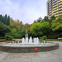 Памятник А. П. Чехову в Приморском парке имени Ю. А. Гагарина.